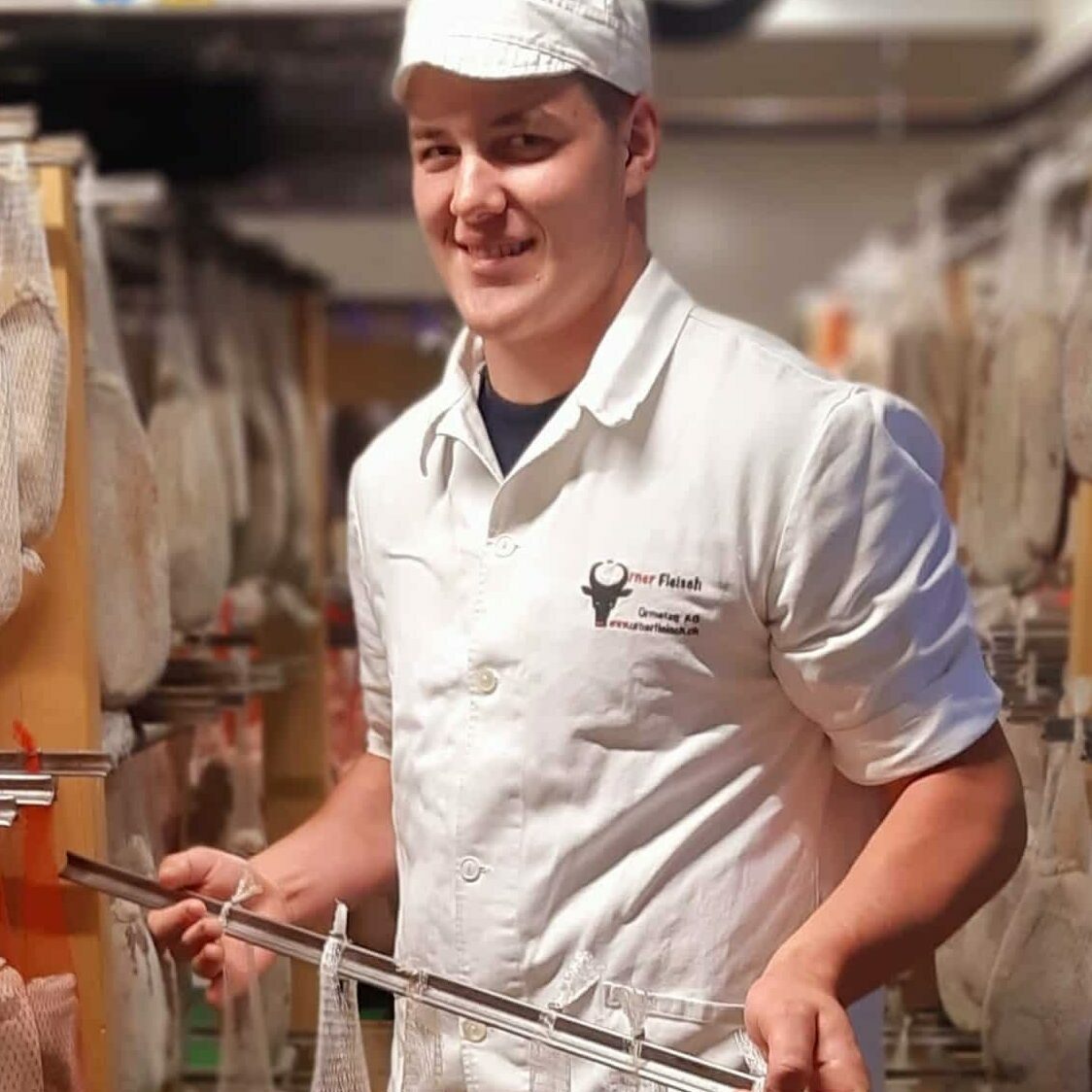 Lukas Bissig hält getrocknete Fleischware